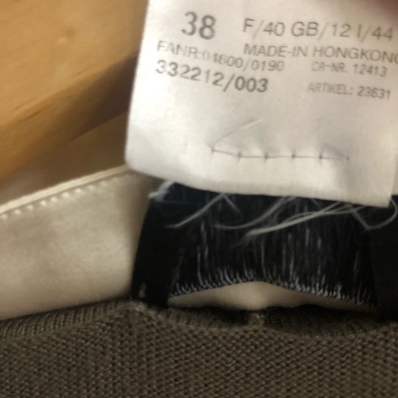 Basler cardigan with removable silk bib. - Picture 7 of 10